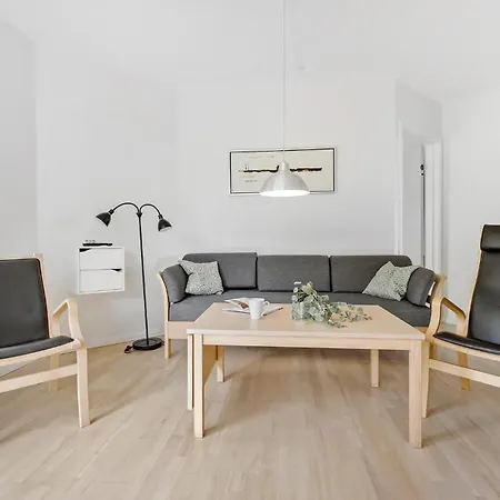 Sopark Lejl, 23 *